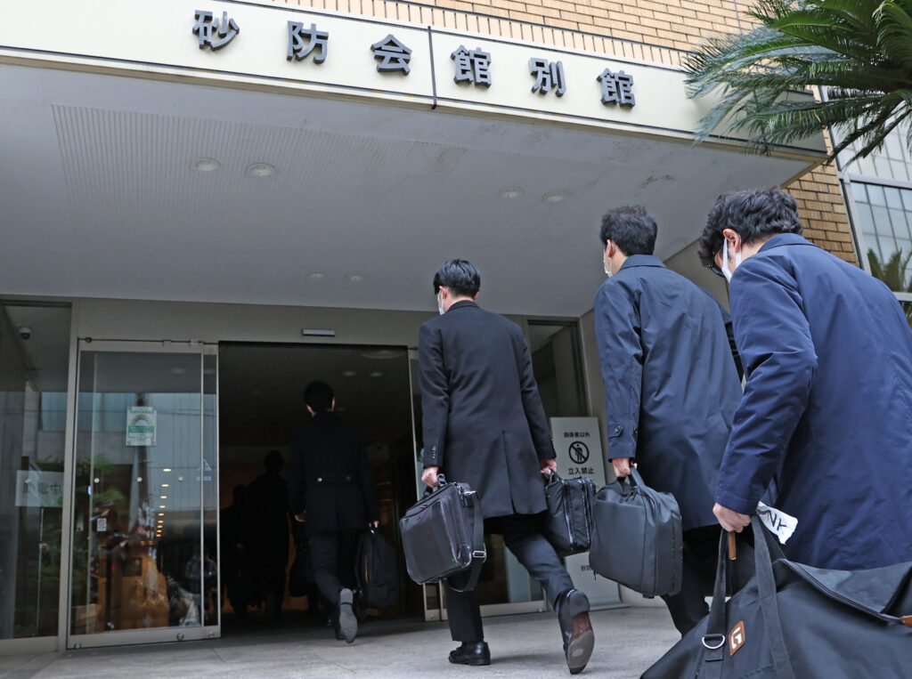 東京地検特捜部は、早ければ来週中に議員や会計責任者の刑事処分を判断するとみられる。(AFP)