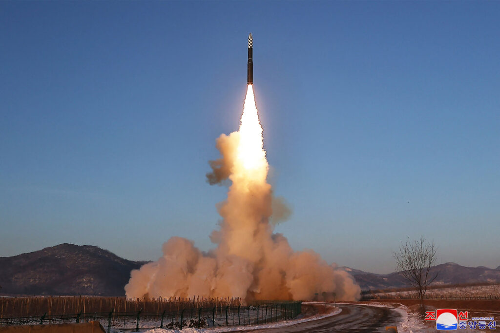 昨年11月に北朝鮮が最初の軍事偵察衛星を打ち上げて以来、朝鮮半島の緊張は高まっている。 (AFP)