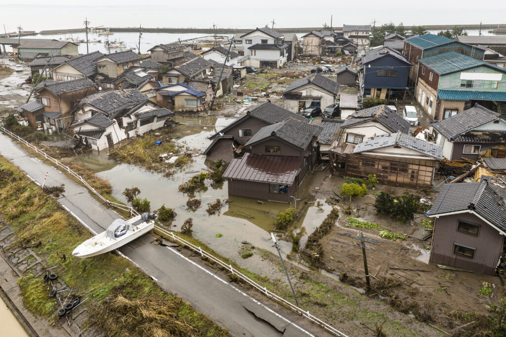 2024年1月3日。元旦に石川県能登地方を襲ったマグニチュード7.5の大地震の後、珠洲市で大きな被害を受けた集落に漂着した船（左）を撮影した航空写真。（AFP）