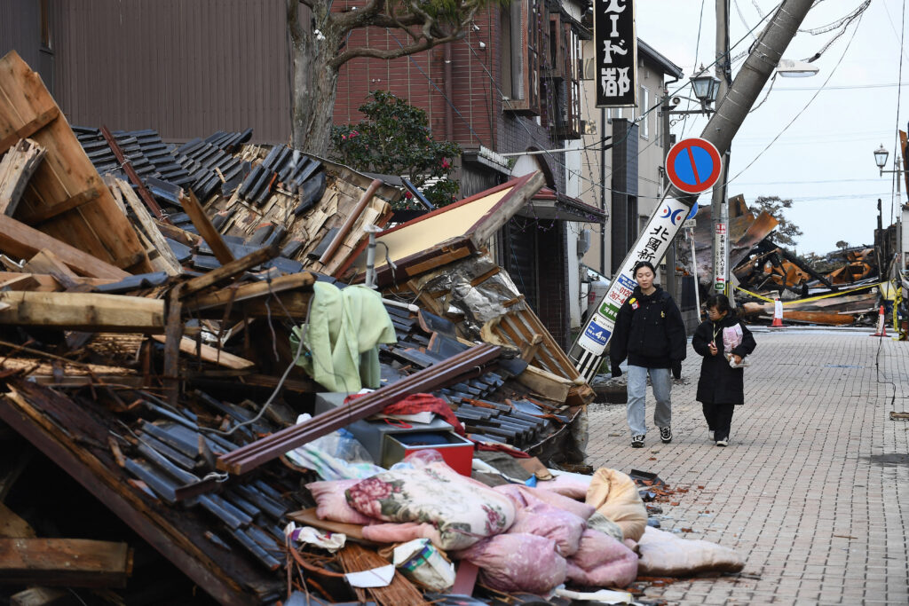 それでも大半を高齢者が占める住民は５分以内に高台に避難して全員無事だった。(AFP)