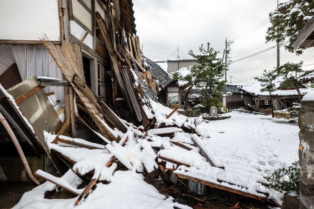 2024年1月8日、元旦に能登地方を襲ったマグニチュード7.5の大地震で倒壊した石川県羽咋郡志賀町の寺院。(AFP＝時事）