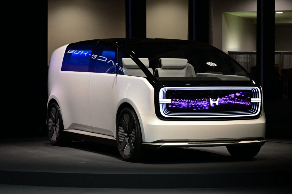 AIが、音楽の好みなどを踏まえて提案するなど車内空間も快適にする。(AFP)