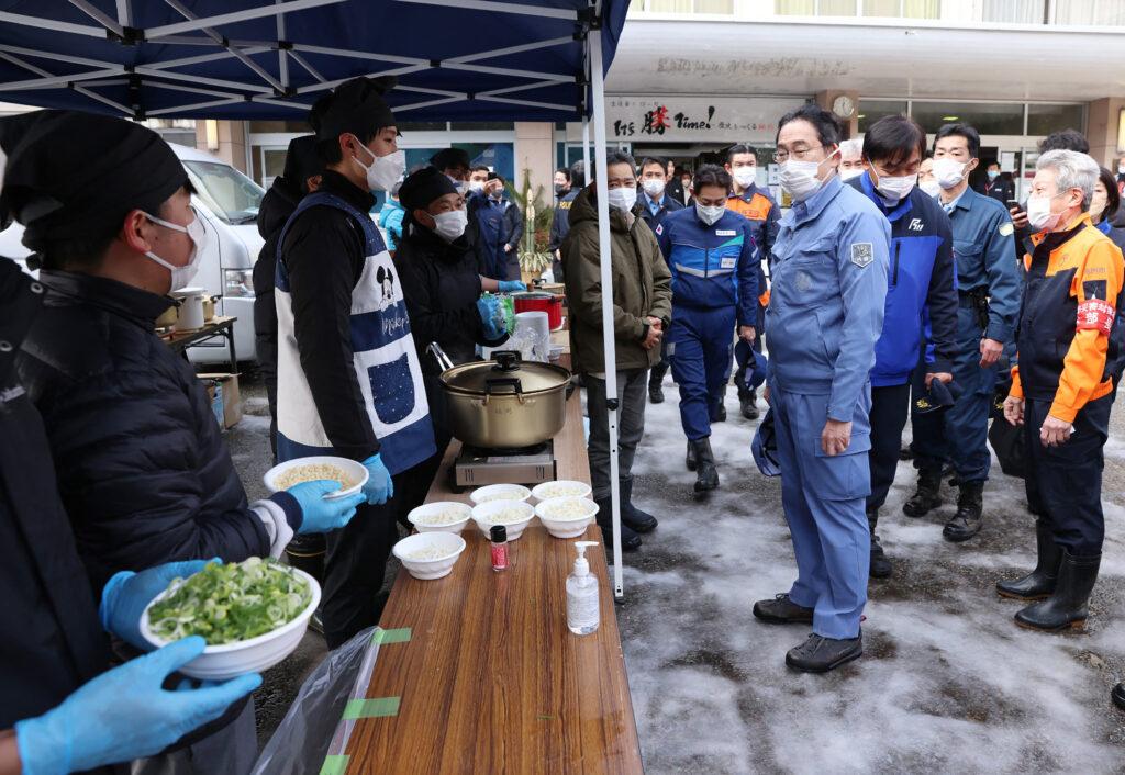 しかし、回答者の61.6%が岸田内閣の指導力に満足していないと感じている。(AFP)