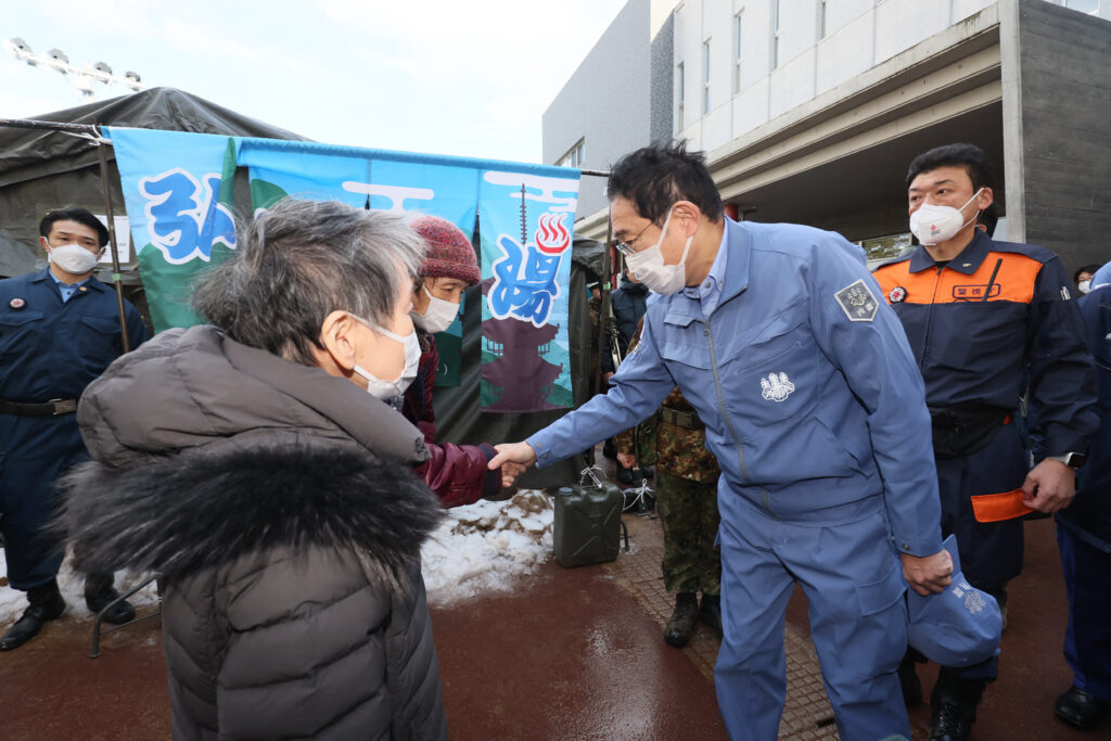 視察には松村祥史防災担当相と馳浩同県知事が同行した。(AFP)