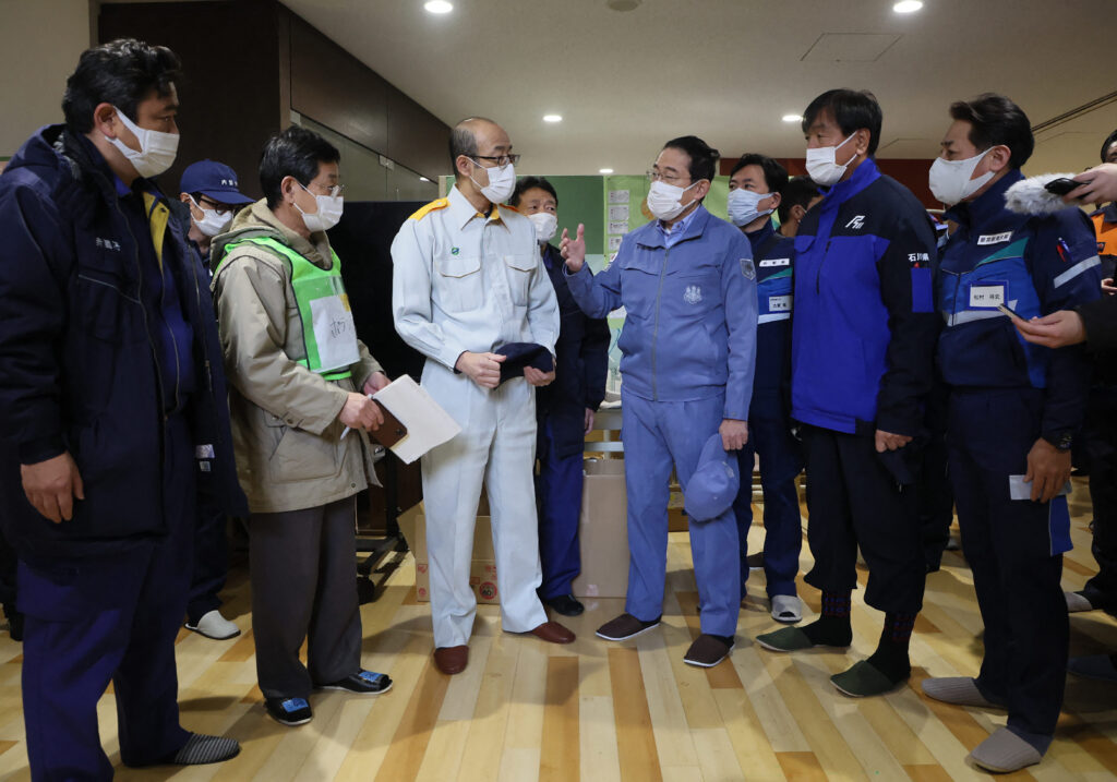 視察には松村祥史防災担当相と馳浩同県知事が同行した。(AFP)