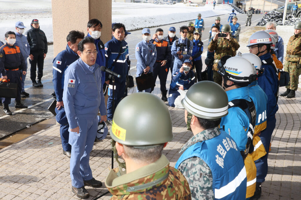 視察には松村祥史防災担当相と馳浩同県知事が同行した。(AFP)