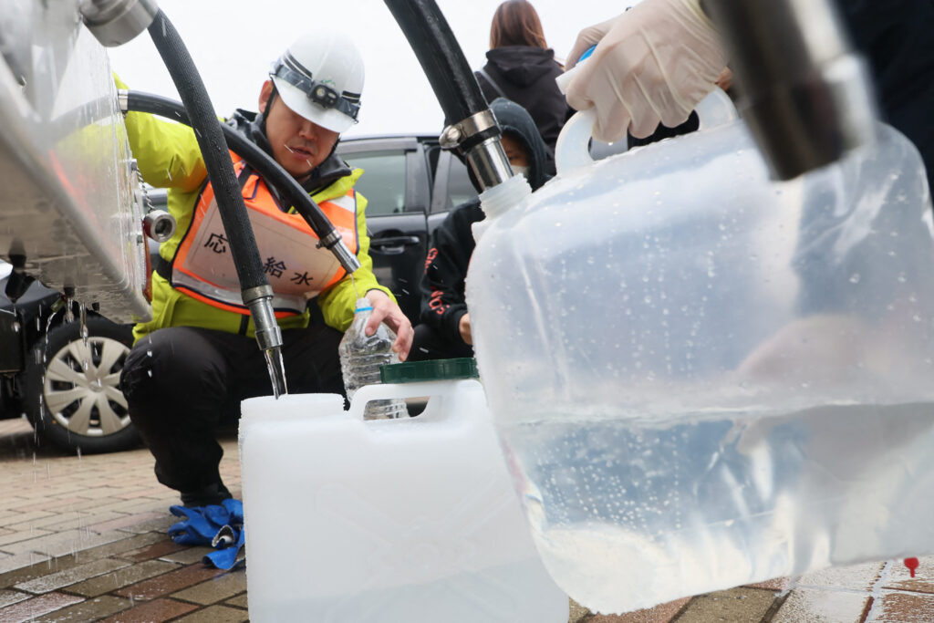 七尾市では約３４００戸が復旧したが、水質検査が未実施のため飲料水として使えないという。約１万戸の断水が続く輪島市でも破損した水道管などの修復作業が続く。(AFP)