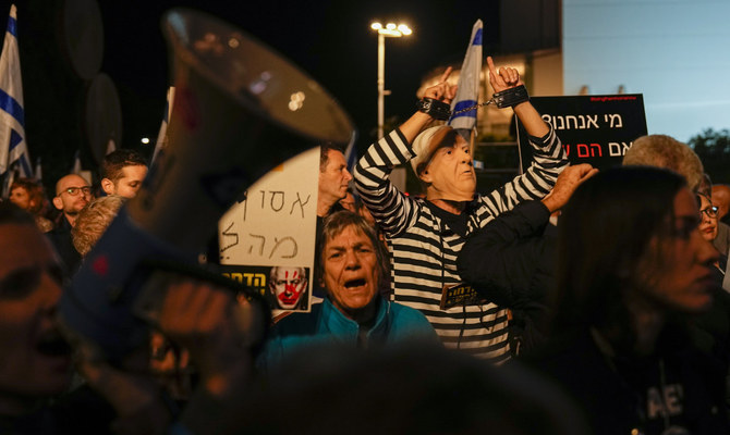 イスラエルのテルアビブで、ベンヤミン・ネタニヤフ首相の政権運営に抗議するイスラエル国民（2023年12月30日、土曜日）。(AP)