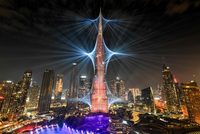 2024年1月1日、大晦日の真夜中にドバイでライトアップされる世界一の超高層ビル、ブルジュ・ハリファ。(AFP＝時事）