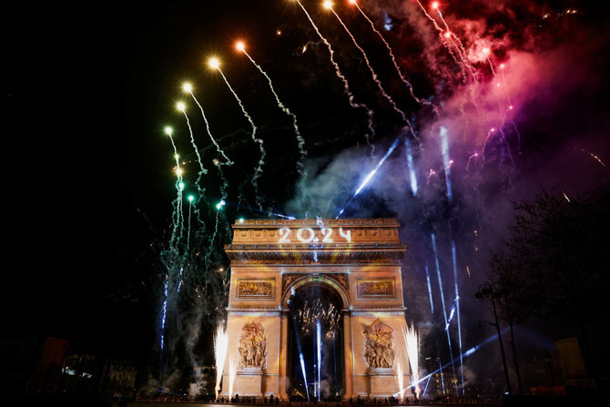 2024年1月1日、フランス・パリのシャンゼリゼ大通りで新年を祝う中、凱旋門の上空を照らす花火。(REUTERS)