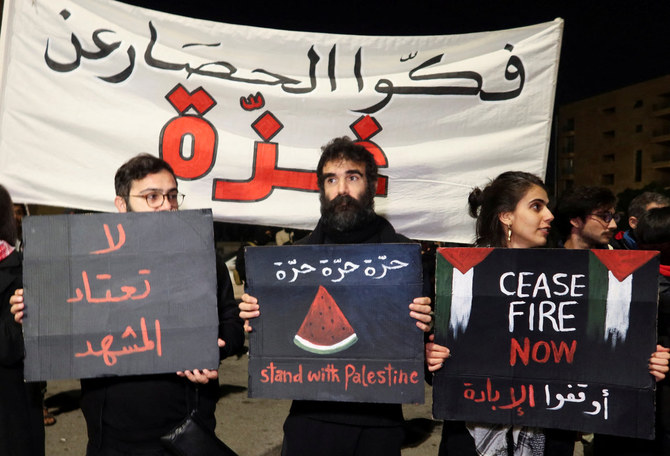 レバノンのベイルートで、ガザの恒久停戦を求める大晦日の抗議デモに集まったデモ隊。(ロイター）