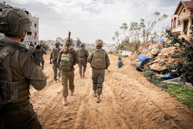この戦争によって、ガザに住む230万人の住民の約85％が避難を余儀なくされ、イスラエルが指定した安全な地域に避難を求める人々が押し寄せた。 それにもかかわらず、軍は空爆を続けている（AFP）