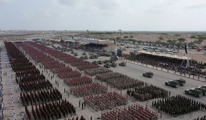 紅海の港湾都市ホデイダでパレードするフーシ派軍。(REUTERS)