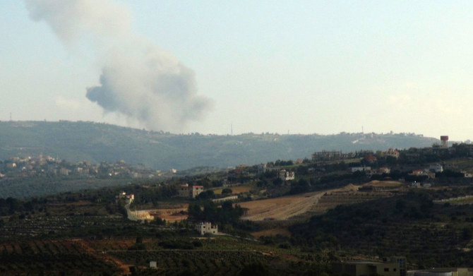 2023年12月31日、イスラエルとガザ地区のハマス武装勢力との間で戦闘が続き、国境を越えた緊張が続く中、レバノン南部の国境の町マルワヒン郊外でイスラエル軍による砲撃が行われ、煙が立ち込める。(AFP＝時事）