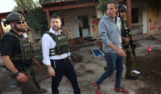 10月7日のパレスチナ武装勢力による攻撃の影響が残る、ガザ地区との国境近くにあるキブツのクファール・アザを訪問し、兵士とともに歩くイスラエル極右のベザレル・スモトリッチ財務相。2023年11月14日撮影。（AFP）
