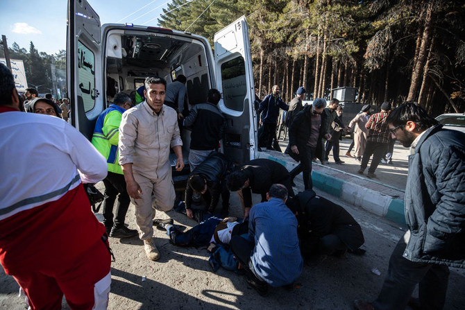 2020年にガーセム・ソレイマニ司令官が殺害された記念日を祝う群衆を、立て続けに2つの爆発が襲った現場に到着したイランの救急隊。(AFP＝時事）