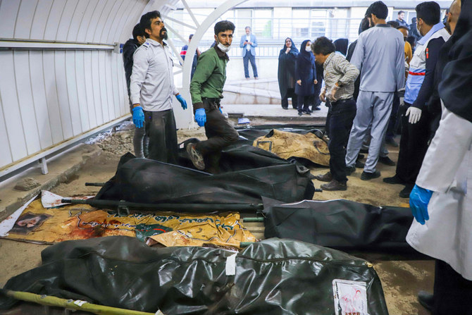 イランの故ガーセム・ソレイマニ元司令官の追悼式中に発生した爆発事件の現場で、床に横たわる遺体に集まる人々。イラン・ケルマーン、2024年1月3日。（西アジア通信社、ロイター経由）