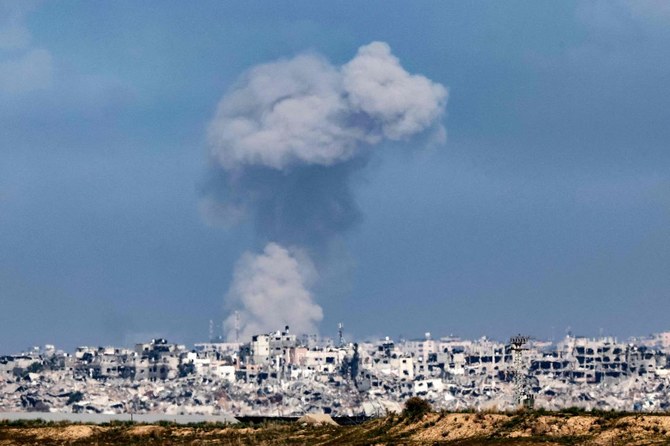 イスラエルとハマスの間で戦闘が続く中、イスラエル軍による爆撃でパレスチナ自治区で大きな煙が立ち上っている。2024年1月4日、ガザ地区と国境を接するイスラエル南部から撮影。(AFP)