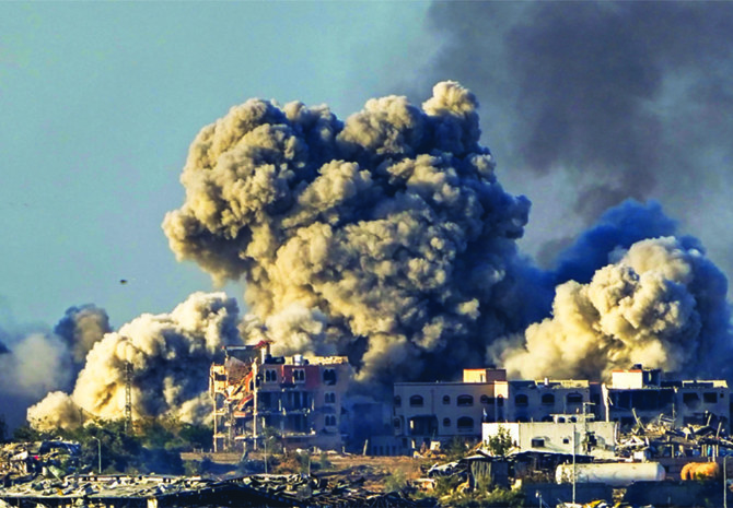 イスラエル国防軍による無差別砲撃や爆撃によって、ガザでは2万人以上が死亡し、数十万人が家を追われている。(AFP)