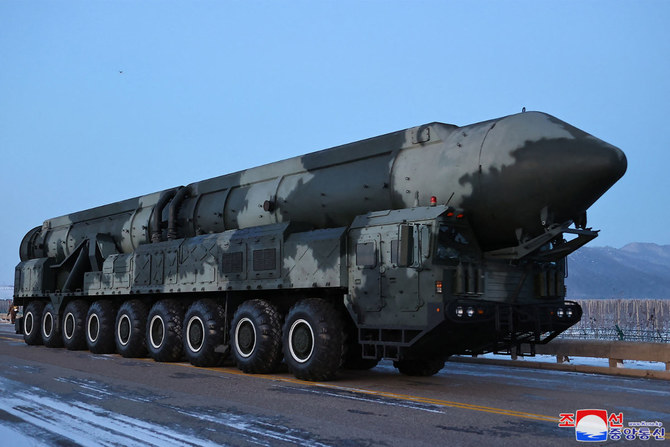 2023年12月19日に北朝鮮の公式メディア、朝鮮中央通信（KCNA）が公開したこの日付のない写真には、北朝鮮の非公表の場所にある移動式発射装置上の「火星18」型大陸間弾道ミサイル（ICBM）がうつっている。伝えられるところによると、ロシアは北朝鮮のミサイルをウクライナとの戦争で使用し始めた。（KCNA VIA KNS /AFP）