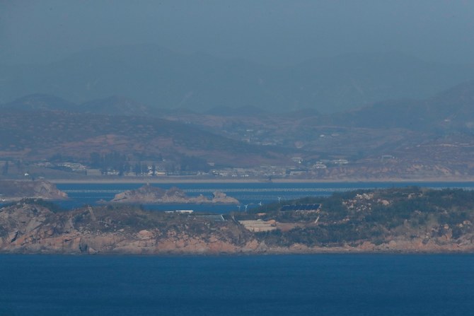 韓国西部の延坪島から北朝鮮側の長在島を望む（AFP＝時事）