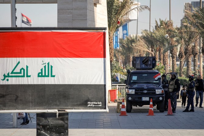 バグダッドのタハリール広場の自由記念碑のそばで警備にあたるイラクの治安部隊（AFP）