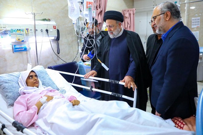 1月3日のケルマーンでの2回の爆発の負傷者を見舞うイランのイブラヒム・ライシ大統領。南部の病院にて。（AFP）
