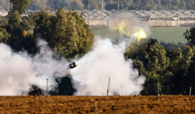 イスラエルとパレスチナのイスラム主義組織ハマスとの間で紛争が続く中、砲撃を行うイスラエル軍の砲兵部隊。イスラエル南部、イスラエル・ガザ境界線近傍。2024年1月6日。（ロイター通信）