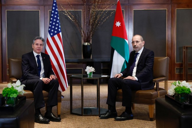 アメリカのブリンケン国務長官（左）がアンマンでヨルダンのサファディ外相と会談（AFP）