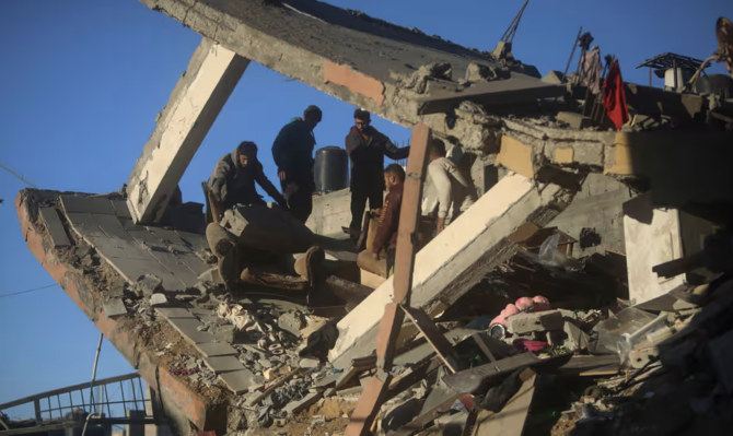 1月7日、ハーン・ユーニスにおいてイスラエルによる空爆での被害を調査するパレスチナ人（AP）