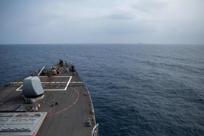 米国防総省から入手したこの画像では、2023年12月25日に行われた紅海での海上補給作戦で、アーレイ・バーク級ミサイル駆逐艦ラブーンが米海軍給油艦カナワ（背景）に接近している。（AFP）