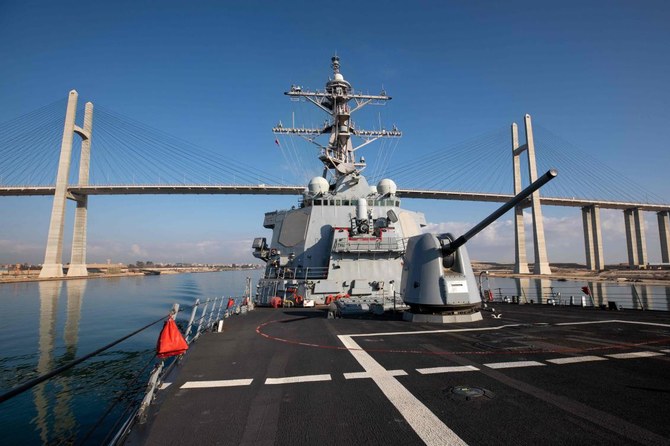 米国防総省から入手したこの画像では、2023年12月25日に行われた紅海での海上補給作戦で、アーレイ・バーク級ミサイル駆逐艦ラブーンが米海軍給油艦カナワ（背景）に接近している。（AFP）