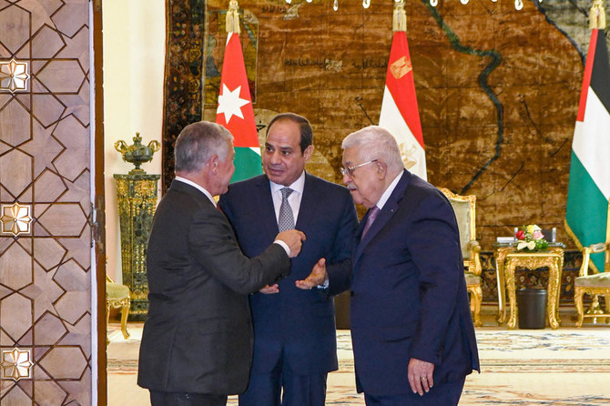カイロで開催された3か国首脳会談で、エジプトのアブドゥルファッターハ・エルシーシ大統領、パレスチナのマフムード・アッバース大統領と会談するヨルダンのアブドッラー2世国王。（資料/AFP）