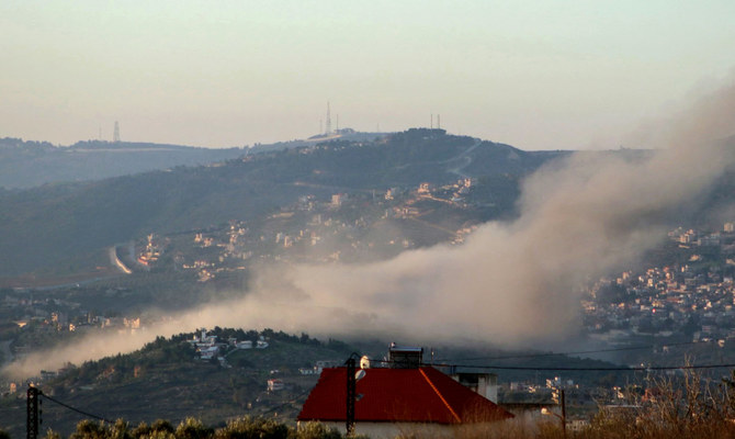 2024年1月9日、イスラエルとガザのハマス武装勢力との間で戦闘が続く中、国境を越えた緊張が続く中、イスラエルがイスラエルとの国境に近いレバノン南部の村クファル・キラを空爆し、煙が立ち込める。(AFP＝時事）