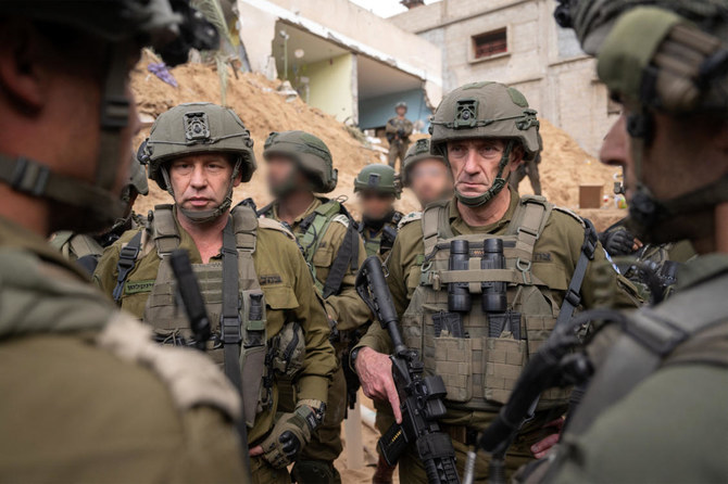 ハーン・ユーニスで兵士らと状況評価を行うイスラエル軍のヘルジ・ハレヴィ参謀総長。（ファイル/AFP通信）
