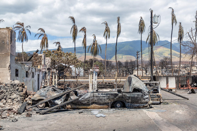  山火事によって燃えたヤシの木、破壊された車や建物。2023年8月11日、ハワイのマウイ島西部ラハイナで撮影。（AFP通信）