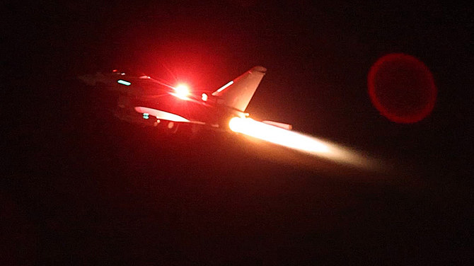 米国主導の連合軍に参加し、イエメンの軍事目標に空爆を行うために離陸する航空機。（AFP/ファイル）