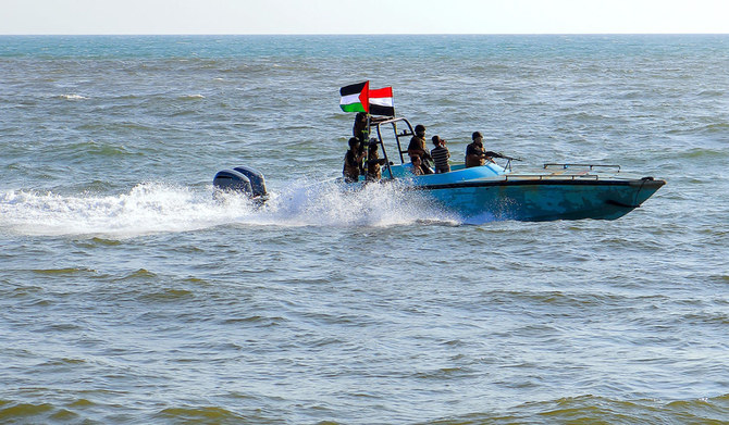 2024年1月4日、ガザでイスラエルと武装組織ハマスの戦闘が続く中、ガザ住民との連帯を示すデモ隊が紅海の港町ホデイダを行進し、フーシ派に属するイエメン沿岸警備隊員が海上をパトロールする様子。（AFP通信）