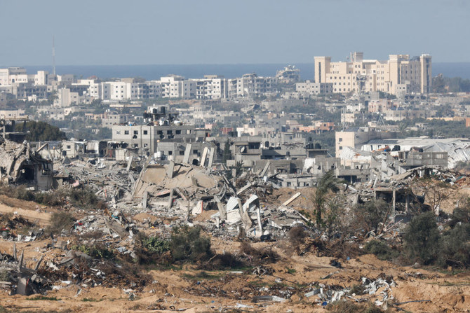 イスラエルとハマスとの戦いが続く中、イスラエルとガザ地区との境界付近に位置する同地区の中心部で破壊され、廃墟と化した建物（2024年1月13日）。（ロイター）