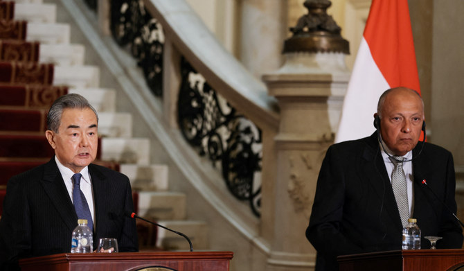 記者会見するエジプトのサーミハ・シュクリー外相と中国の王毅外相（2024年1月14日、エジプト・カイロ）。(ロイター)