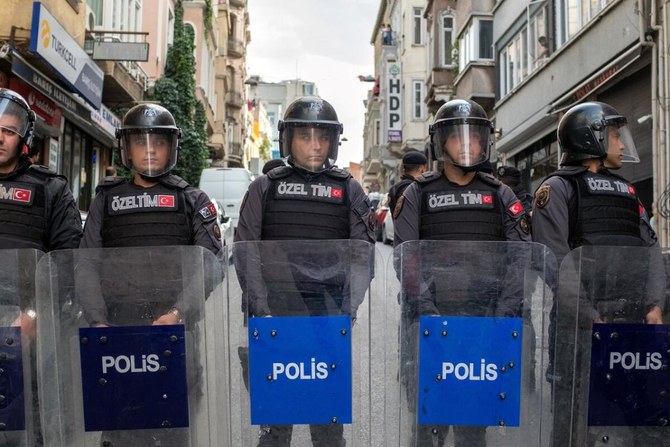 トルコ警察の機動隊。2023年10月2日、イスタンブール・ベイオール地区。（AFP）