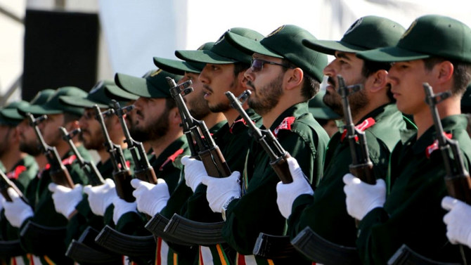 テヘランでの軍事パレードで行進するイラン革命防衛隊の部隊。(AFP＝時事）