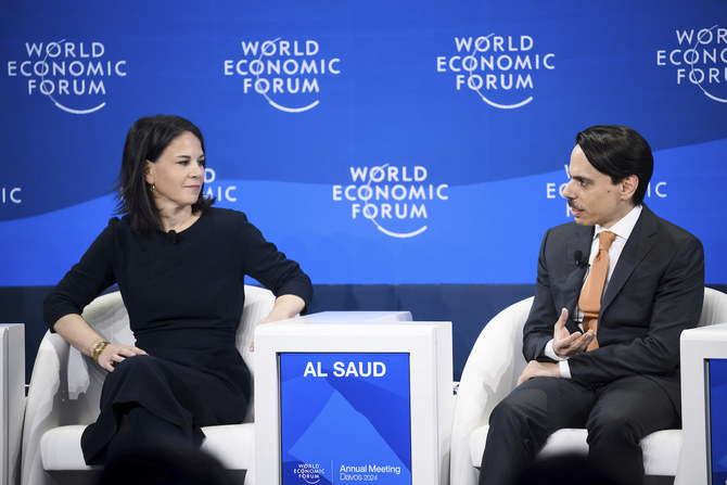 スイスのダボスで開催中の世界経済フォーラムのパネルセッションで、ドイツのアナレーナ・ベアボック外相の隣で発言するサウジアラビア外相のファイサル・ビン・ファルハーン王子。（AP）