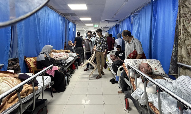 イスラエルとパレスチナ・ハマスの戦闘が続く中、ガザ市のアル・シファ病院で撮影された患者と国内避難民（2023年11月10日撮影）。(AFP＝時事）