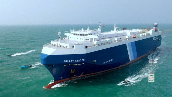 2023年11月20日に公開されたこの写真では、貨物船Galaxy Leader号が紅海でフーシ派のボートに護衛されている。（ファイル / ロイター通信)