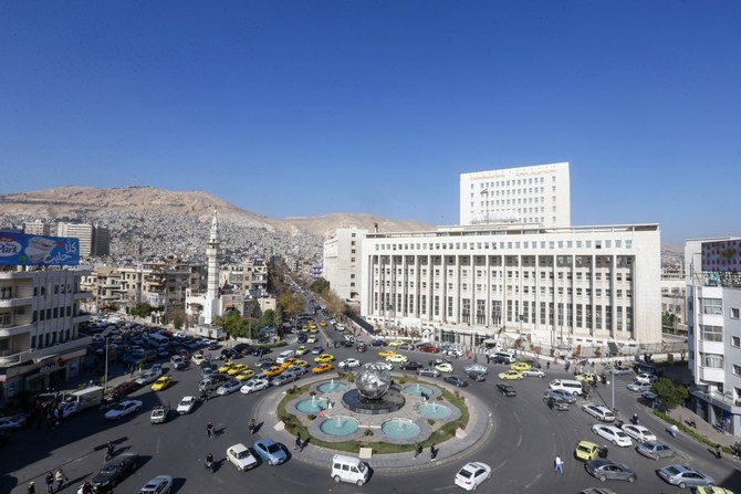 写真はシリアの首都ダマスカスにあるサバ・バーラート広場の全景。右にはシリア中央銀行の建物、後ろにはカシオン山が見える。2024年1月9日撮影。（AFP通信）