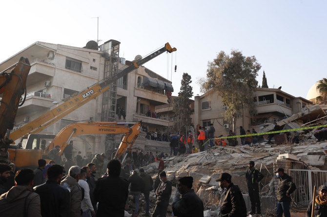 2024年1月20日、シリアのダマスカスで空爆を受けた建物で活動する救急隊。（AP通信）