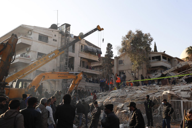 2024年1月20日、シリアのダマスカスで空爆を受けた建物で活動する救急隊。(AP通信)