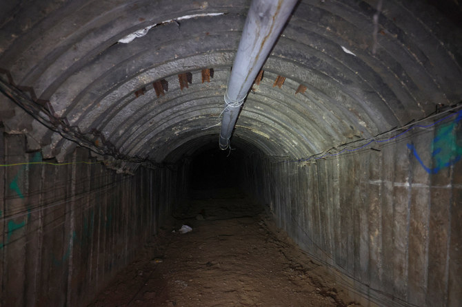 イスラエル軍は地下迷宮の写真を公開し、そこに監禁されていた人質の一部は、カタールの仲介で戦闘が1週間休戦となった際に解放されたと述べた。（ファイル/AFP）