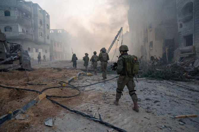 イスラエルとパレスチナのイスラム主義組織ハマスの紛争が続く中、ガザ地区で活動するイスラエル軍兵士（ロイター）